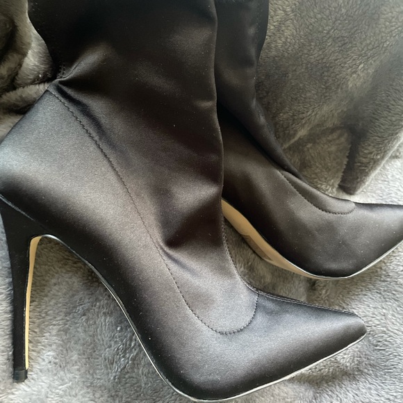 Aldo Stretchy Satin Look Pointy Toe Bootie size 9 - Picture 2 of 11